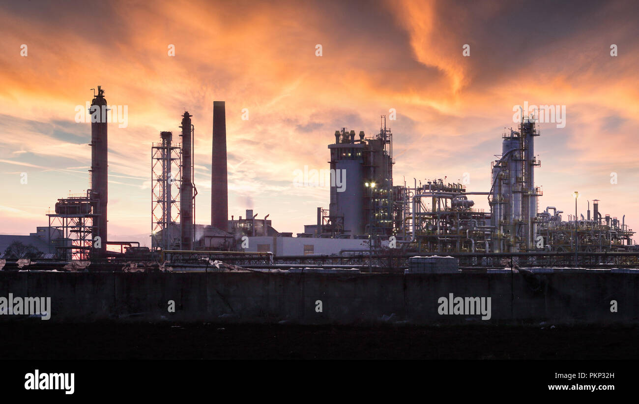 Industria Petrolifera silhouette, Petrechemical - impianto di raffineria Foto Stock