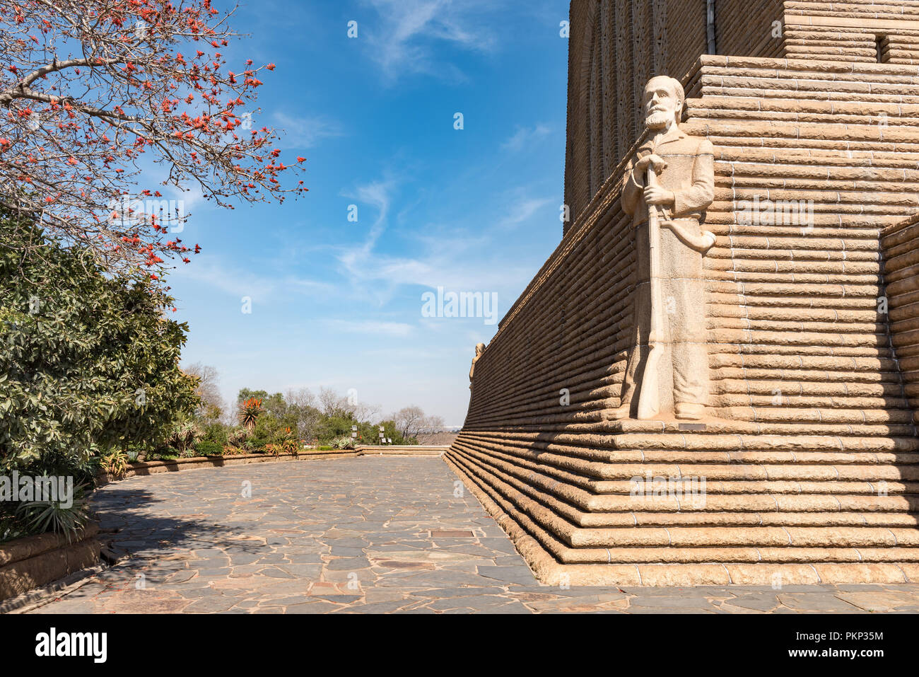 PRETORIA, SUD AFRICA, 31 luglio 2018: una scultura di leader Voortrekker Piet Retief sull'angolo nordorientale del Monumento Voortrekker, su Monum Foto Stock