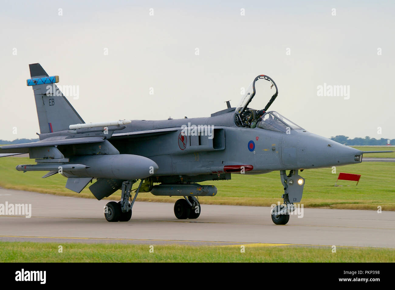 RAF Sepecat aereo da caccia Jaguar GR3. Royal Air Force BAC Jaguar GR3 bombardiere d'attacco che rullava a RAF Waddington, Regno Unito Foto Stock