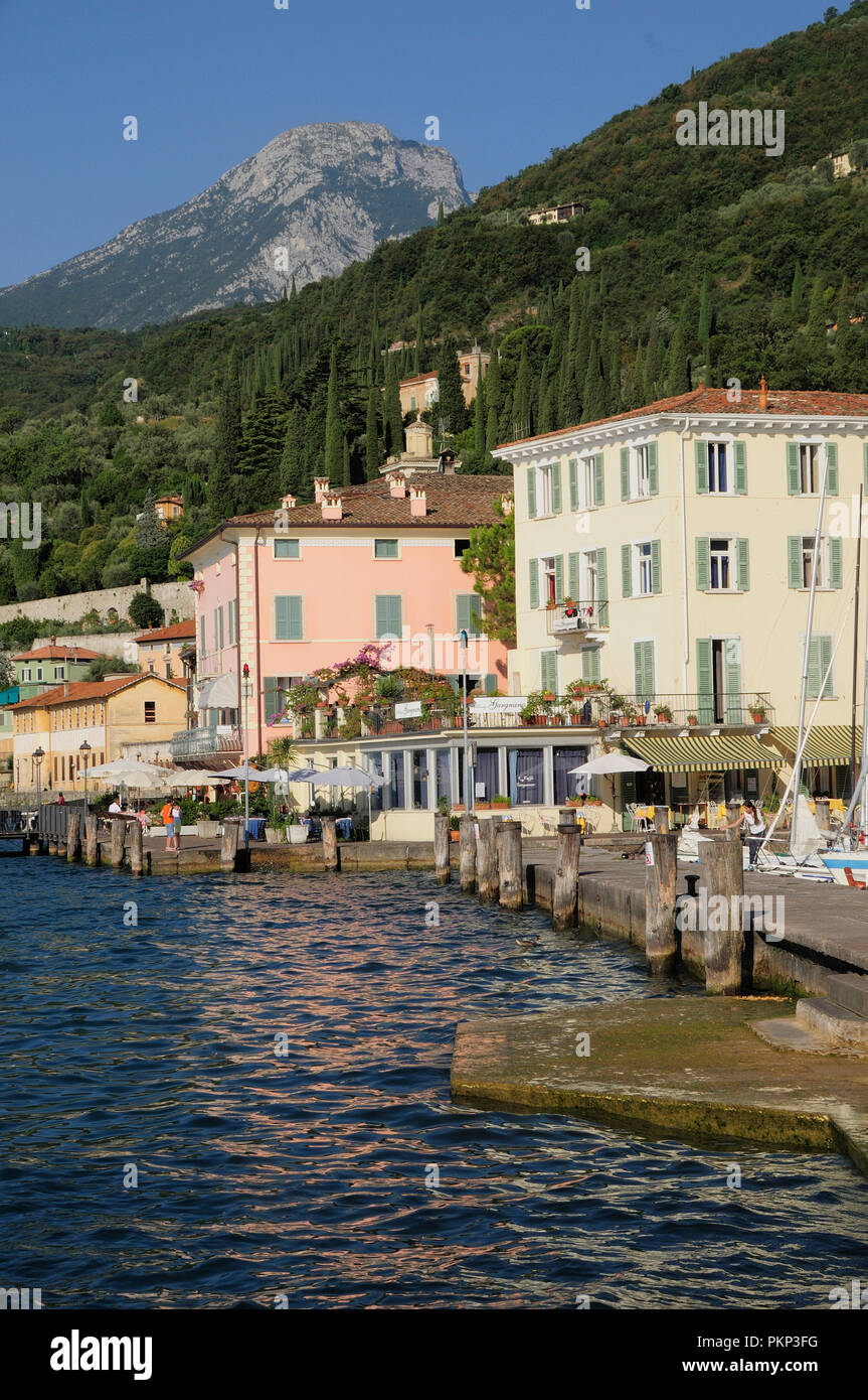 L'Italia, Lombardia, Lago di Garda, Gargnano, waterfront. Foto Stock