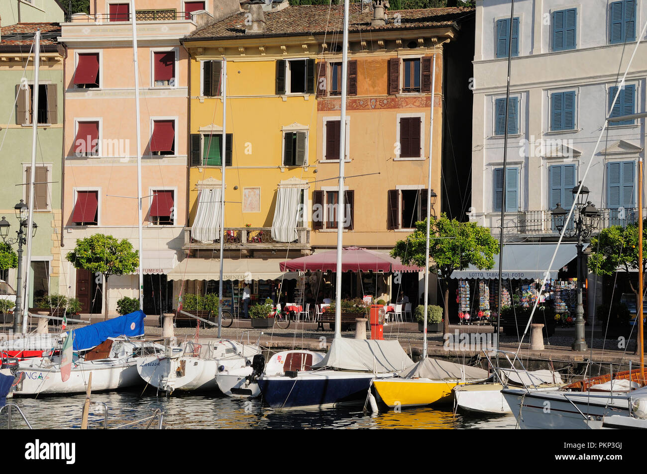 L'Italia, Lombardia, Lago di Garda, Gargnano, Porto & waterfront. Foto Stock