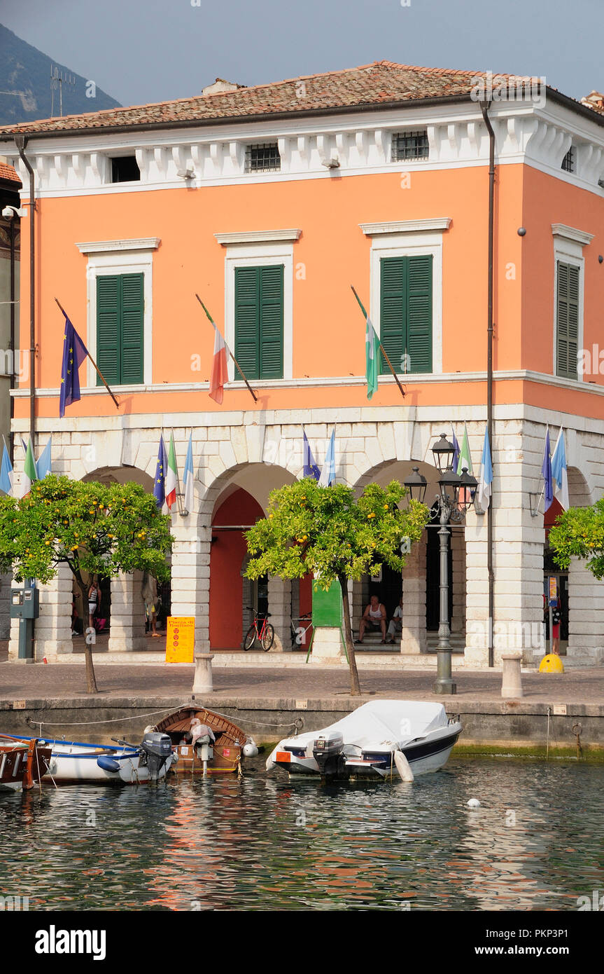 L'Italia, Lombardia, Lago di Garda, Gargnano, Harbourside di edifici. Foto Stock