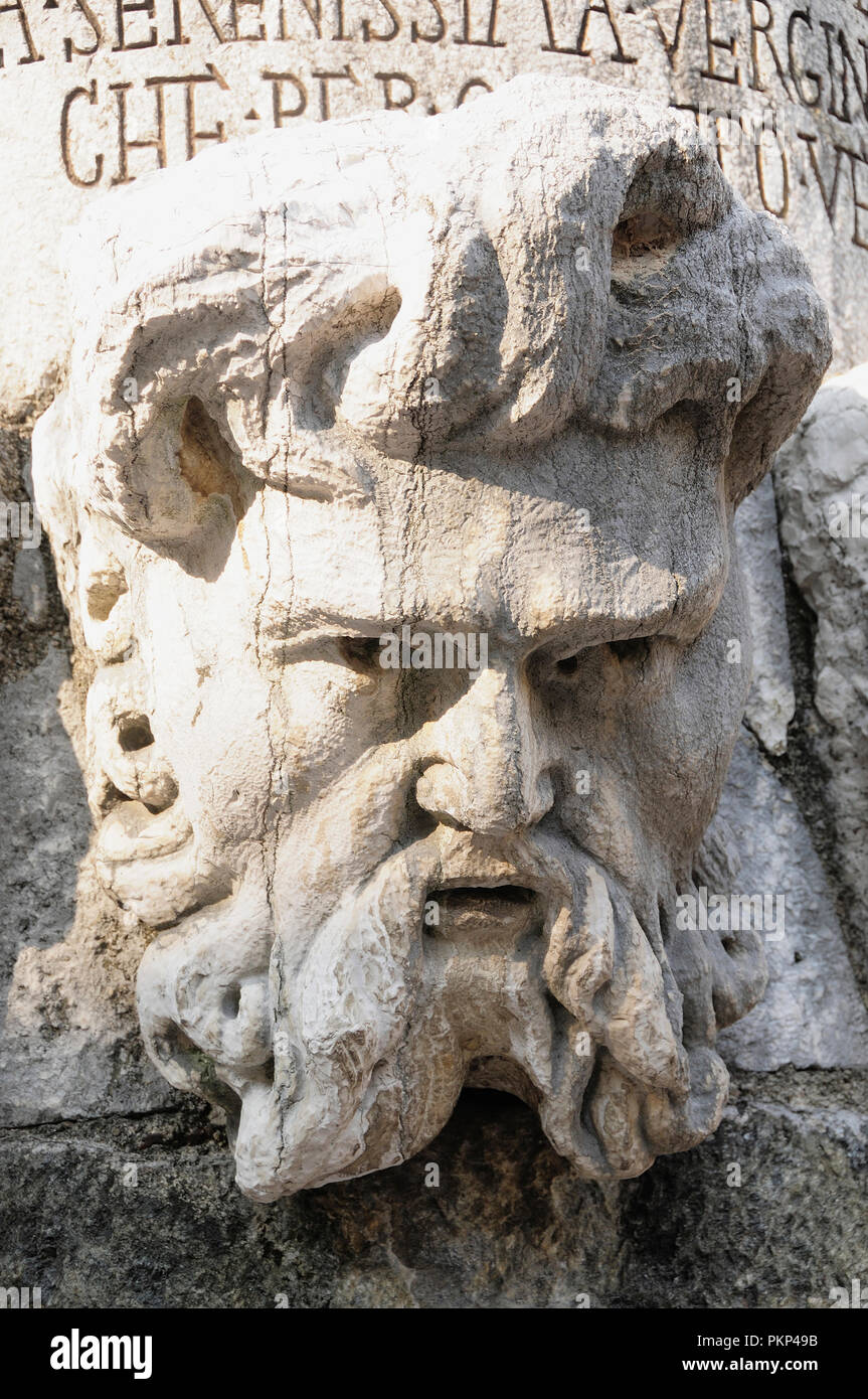 L'Italia, Lombardia, Lago di Garda, il Vittoriale, scultura in pietra. Foto Stock