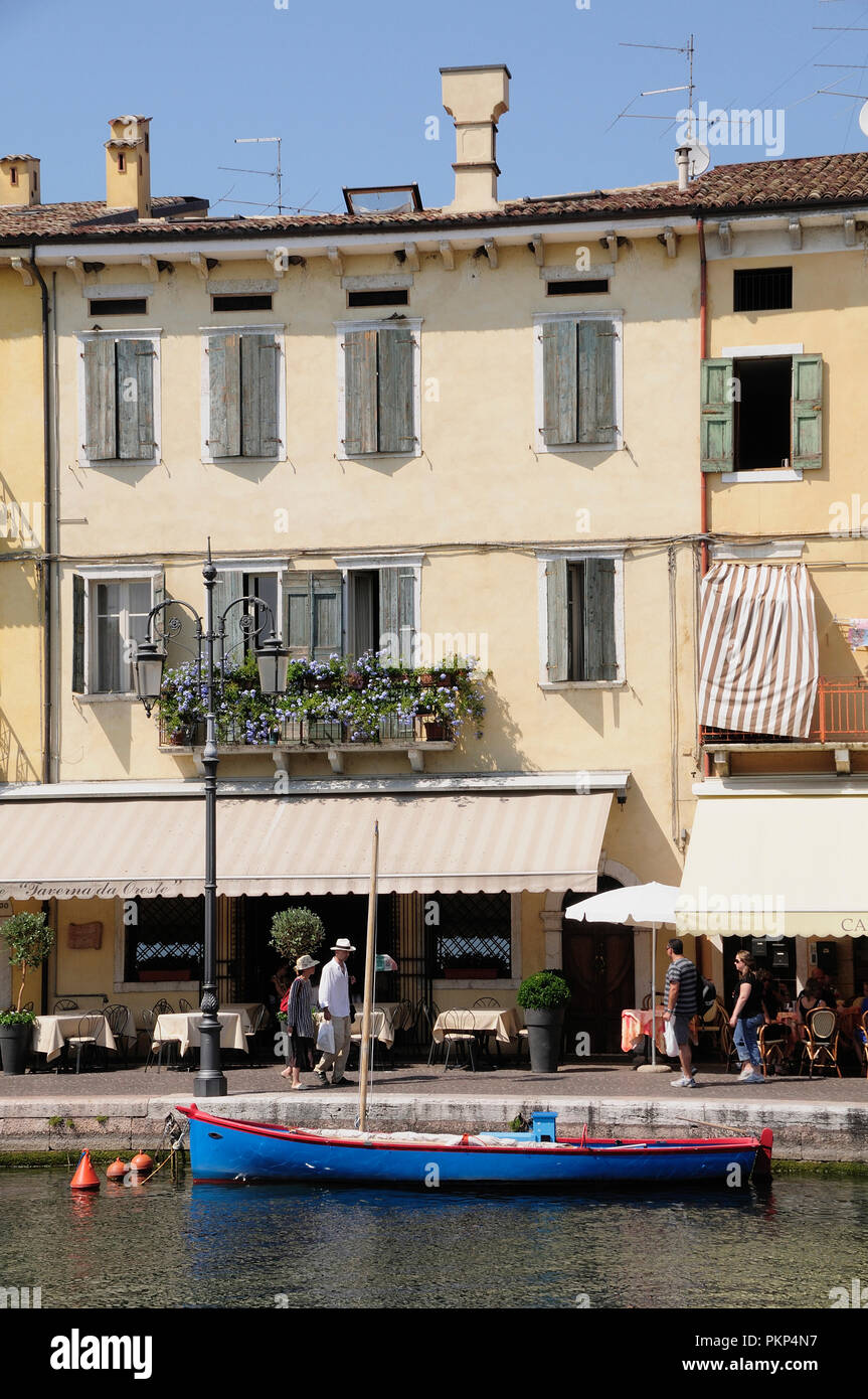 L'Italia, Veneto, Lago di Garda, Porto anteriore con caffè. Foto Stock