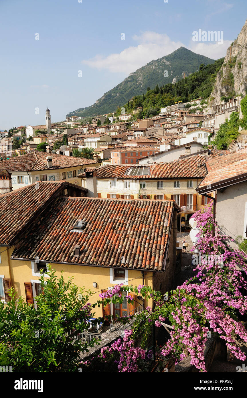 L'Italia, Lombardia, Lago di Garda, Limone Rivera, tetto a vista dal castello di Limonaia. Foto Stock