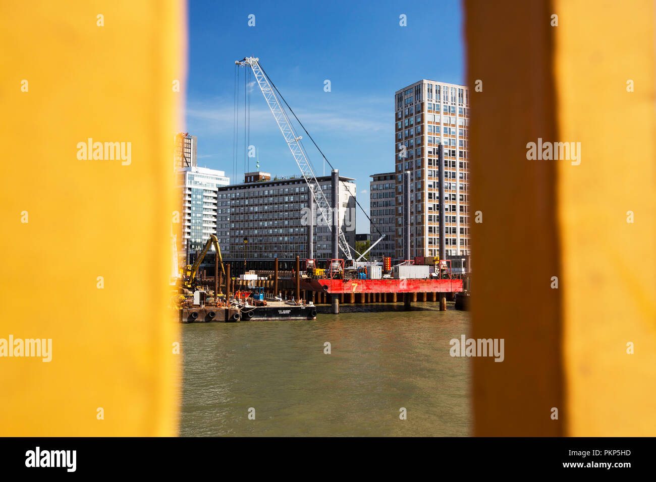 Jack-up chiatte essendo usato per lavori di costruzione sul Tamigi Embankment da Vauxhall Bridge, Londra, Regno Unito. Foto Stock