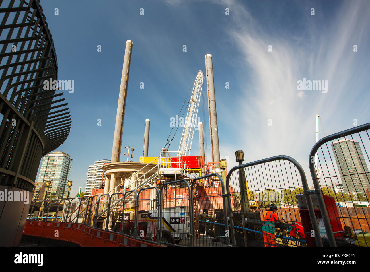 Jack-up chiatte essendo usato per lavori di costruzione sul Tamigi Embankment da Vauxhall Bridge, Londra, Regno Unito. Foto Stock