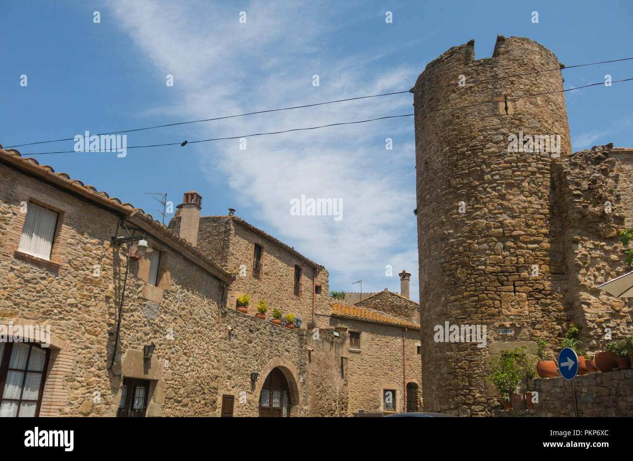 La torre del castello medievale di Ullastret nel cuore della Costa Brava. Baix Empordà, Catalogna, Spagna. Foto Stock