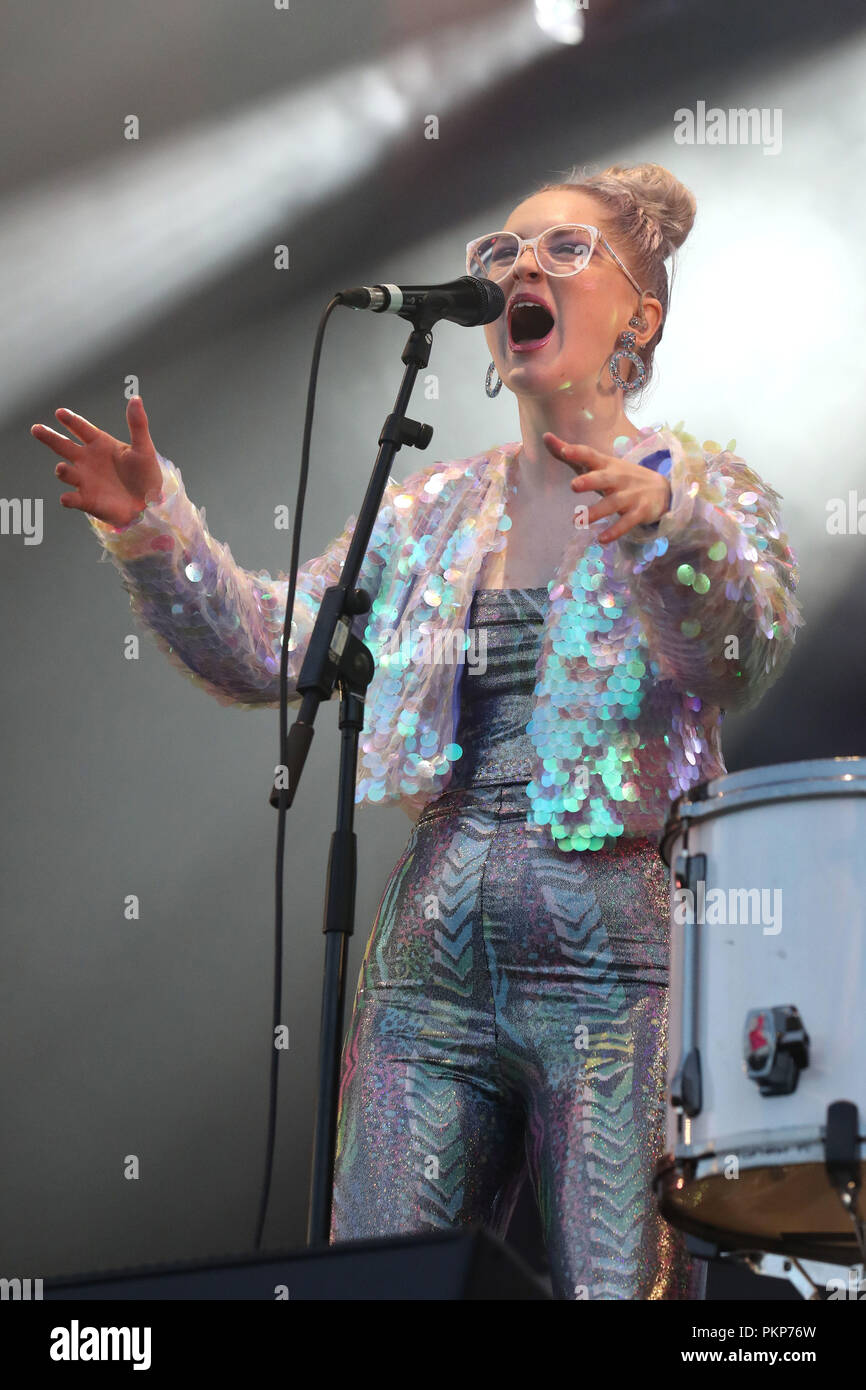 Be Charlotte che si esibisce al festival 3D presso i giardini Slessor di Dundee, una celebrazione di design, musica e performance per celebrare l'apertura di V&A Dundee il 15 settembre. Foto Stock