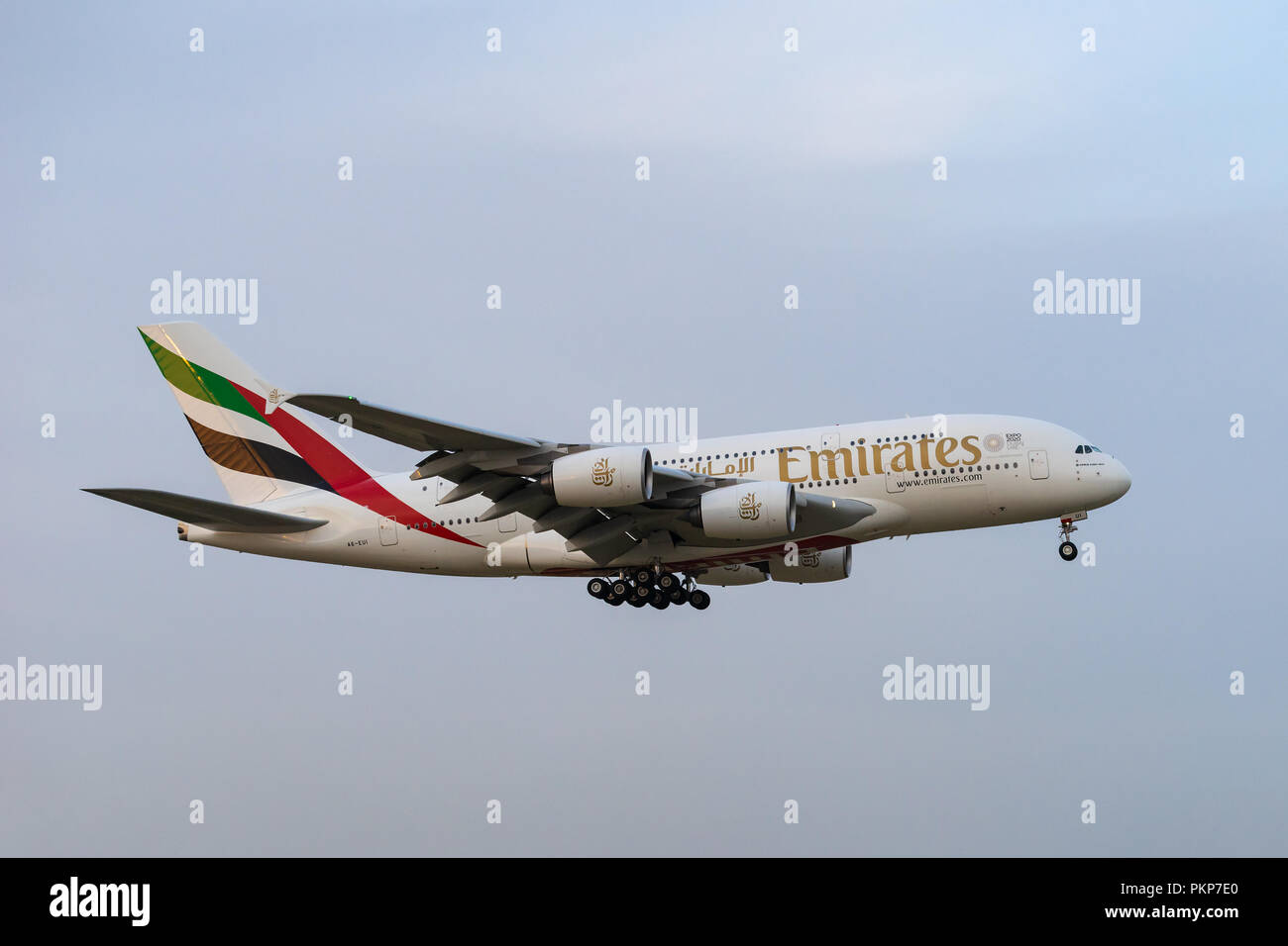 TOKYO, Giappone - APR. 1, 2018: Airbus A380-300 atterrando all'Aeroporto Internazionale di Narita di Tokyo, Giappone. Foto Stock
