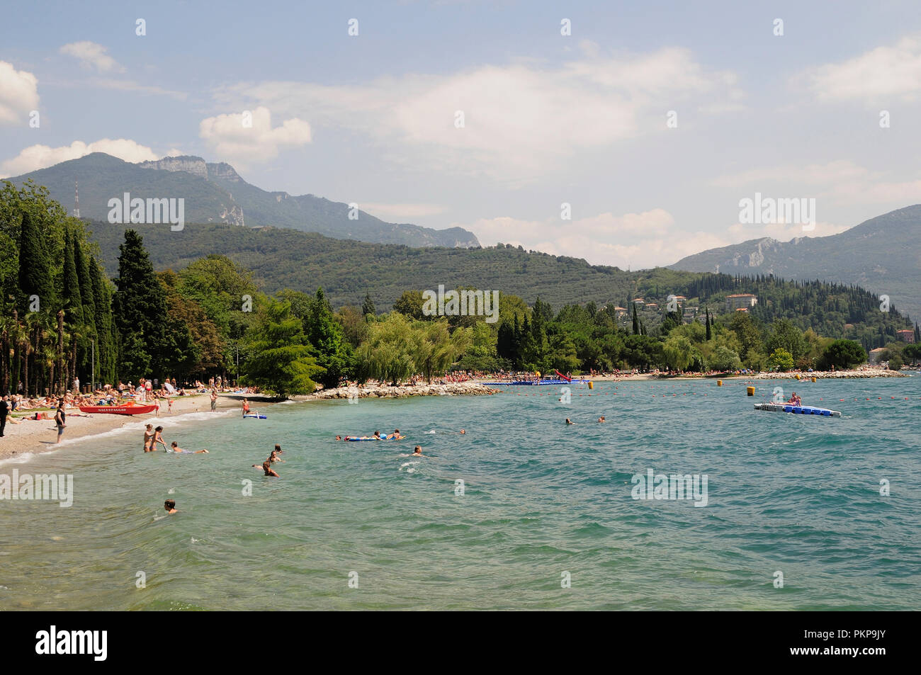 L'Italia, Lombardia, Lago di Garda, Riva del Garda, il lago di spiaggia. Foto Stock