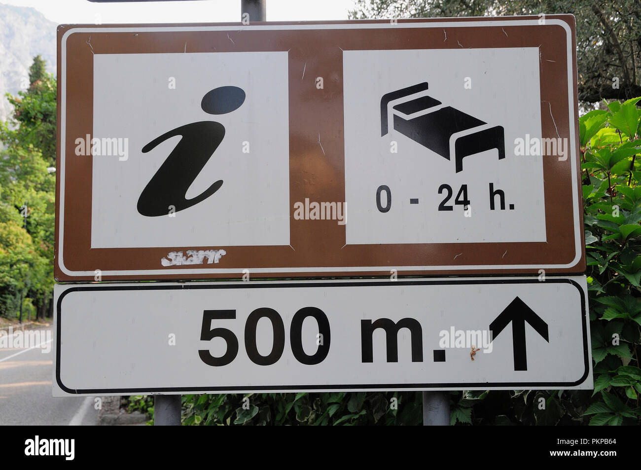 L'Italia, Lombardia, Lago di Garda, alloggio cartello stradale. Foto Stock