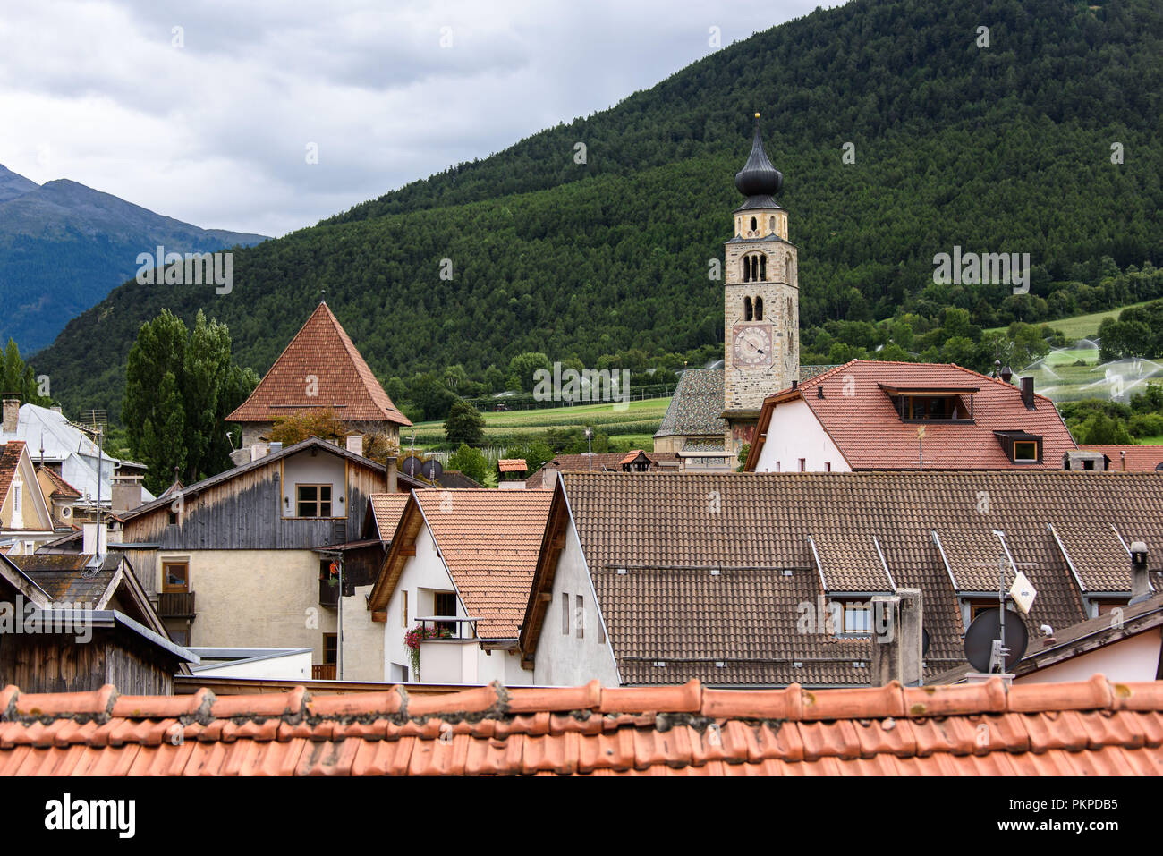 Da merlature del villaggio medievale di Glorenza. vista sopra i tetti Foto Stock