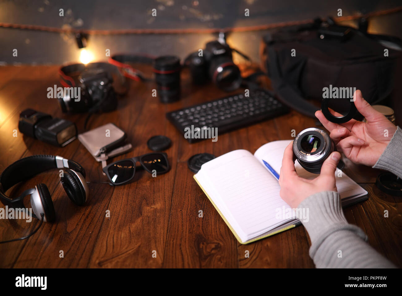 Il fotografo la scrivania, accessori per fotocamere digitali Foto stock -  Alamy