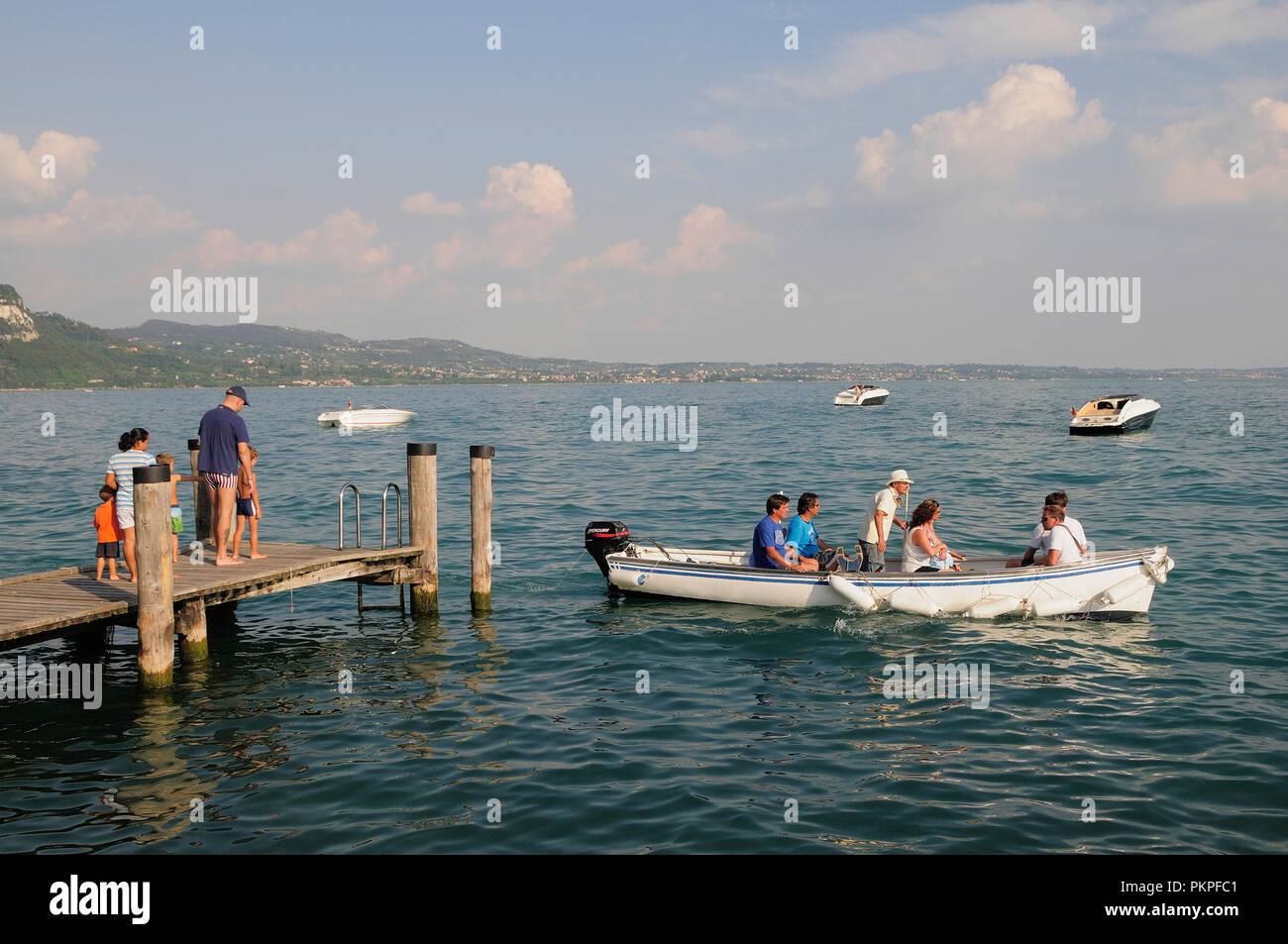 L'Italia, Lombardia, Lago di Garda, San Vigilio, balneazione & barca a Punta di San Vigilio. Foto Stock