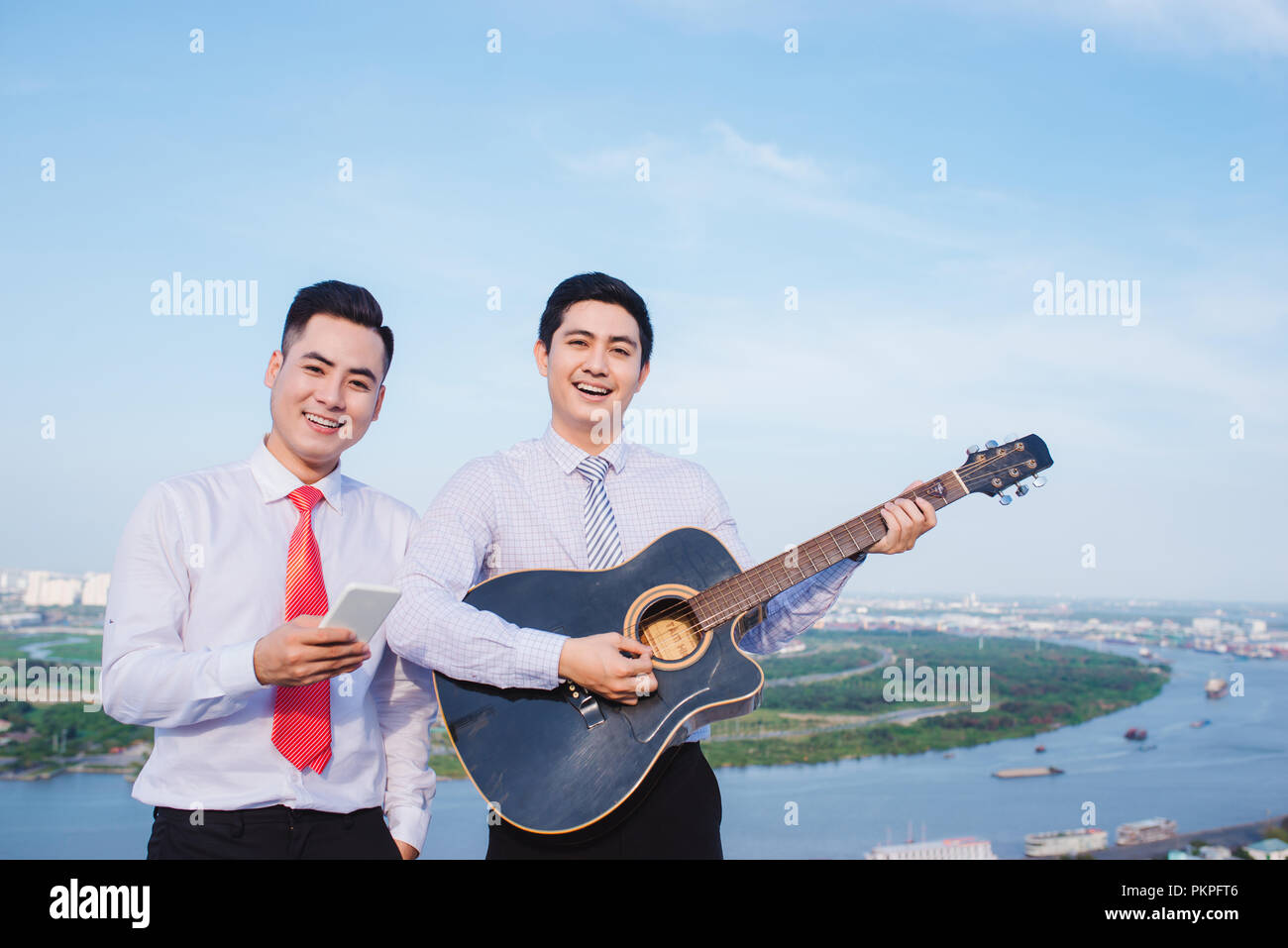 Concetto musicale. Uomo informale la riproduzione di praticare la chitarra. Foto Stock