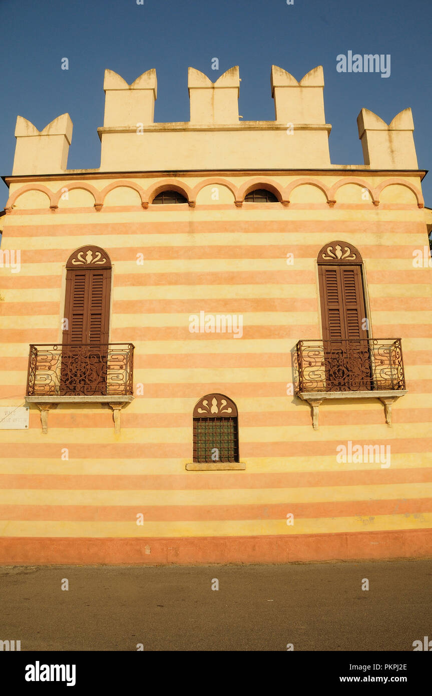 L'Italia, Lombardia, Lago di Garda, Torre del Benaco, edificio decorativo con Scaligeri crenallations. Foto Stock