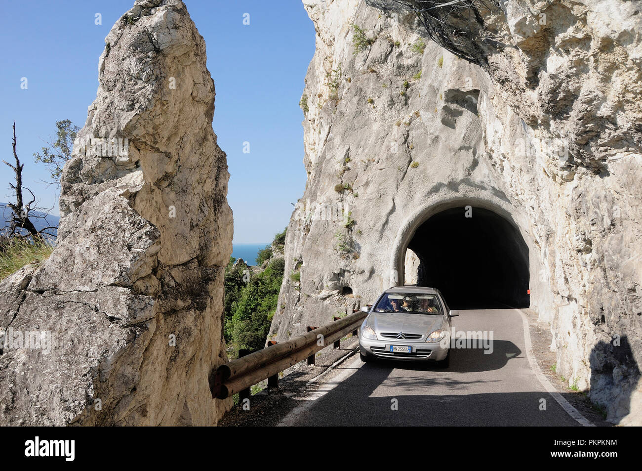 L'Italia, Lombardia, Lago di Garda, Tremosine, tunnel & strada che sale al borgo di Pieve. Foto Stock