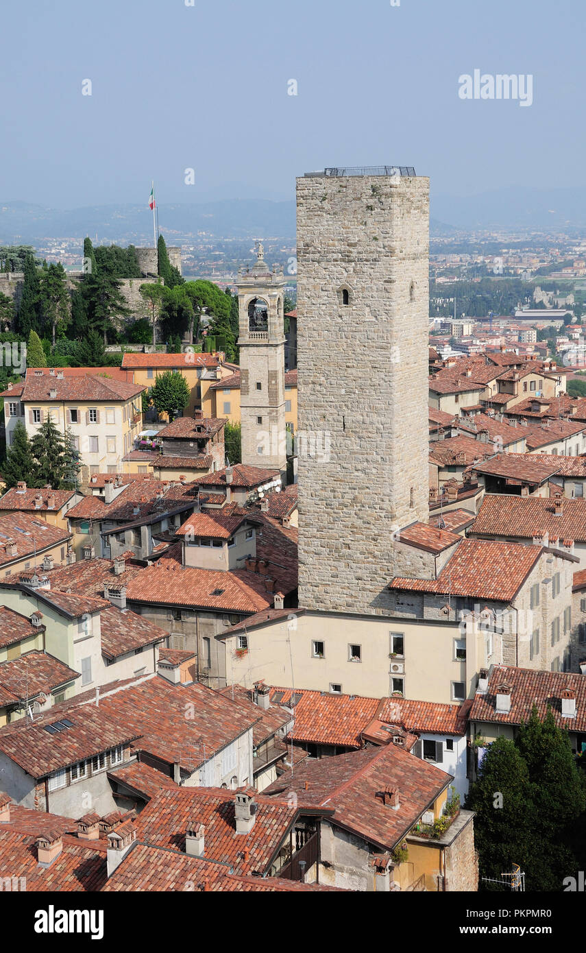 L'Italia, Lombardia, Bergamo, vista città alta con Gombito torre dalla Torre Civica. Foto Stock
