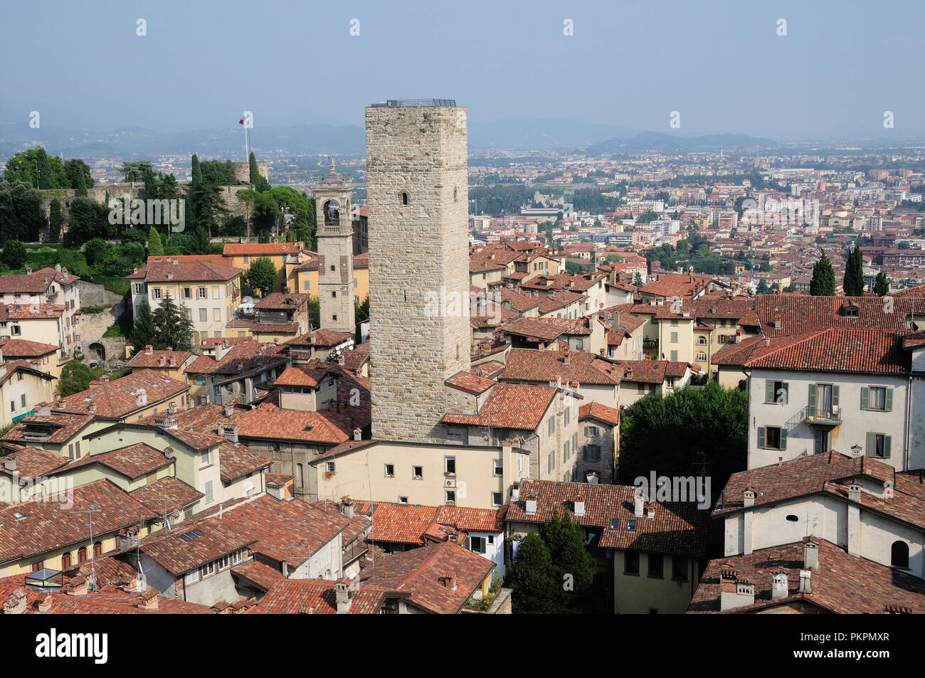 L'Italia, Lombardia, Bergamo, vista città alta con Gombito torre dalla Torre Civica. Foto Stock