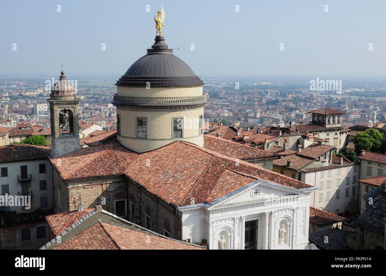 L'Italia, Lombardia, Bergamo, vista del Duomo dalla Torre Civica. Foto Stock