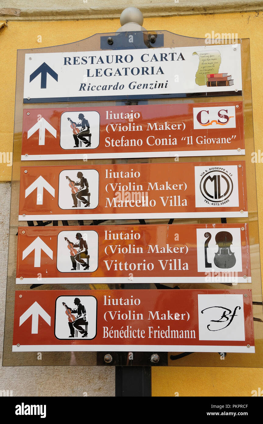 L'Italia, Lombardia, Cremona, liutaio's segni intorno a città. Foto Stock