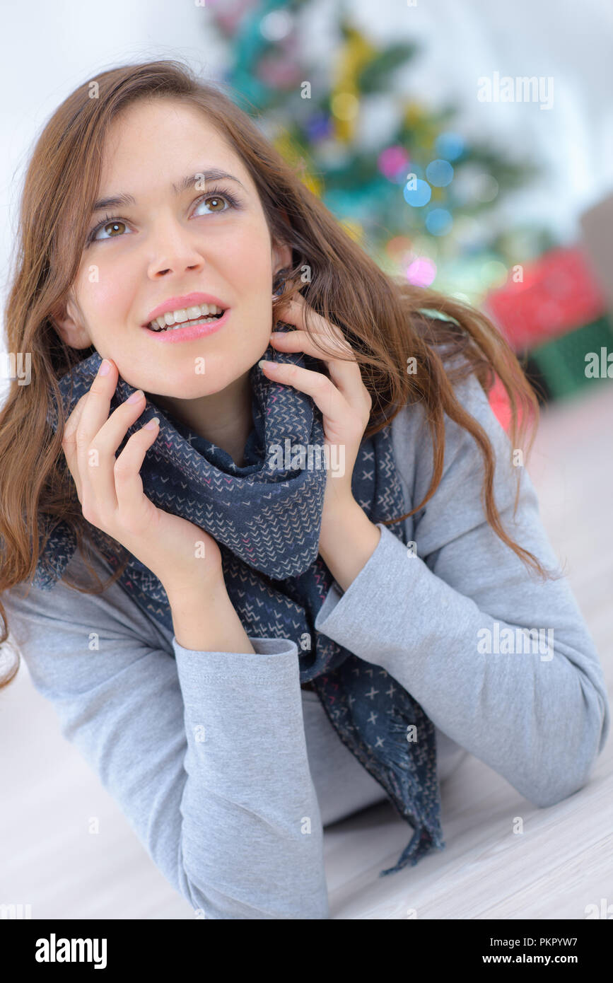 Chiusura donna sciarpa intorno al collo Foto Stock