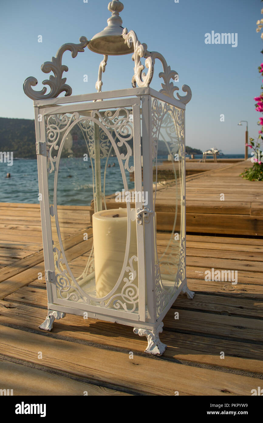 Un candelabro bianco Preparazione per il matrimonio in riva al mare Foto Stock