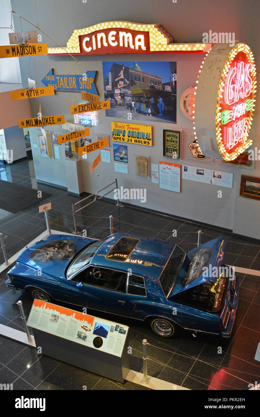 La lobby a Chicago History Museum include nostalgico Chicago street segni e un 1978 Monte Carlo pilota bassa. Foto Stock