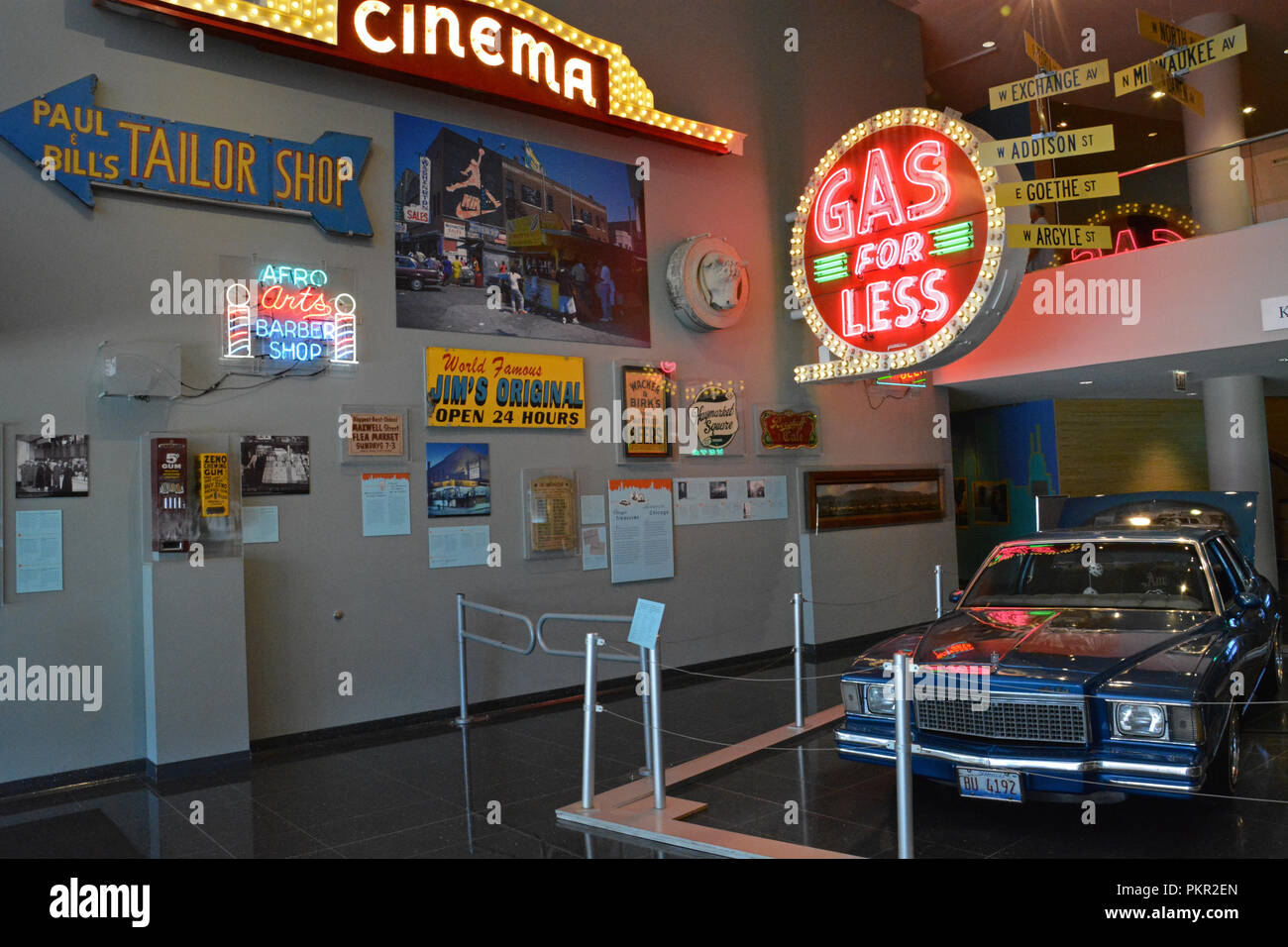La lobby a Chicago History Museum include nostalgico Chicago street segni e un 1978 Monte Carlo pilota bassa. Foto Stock