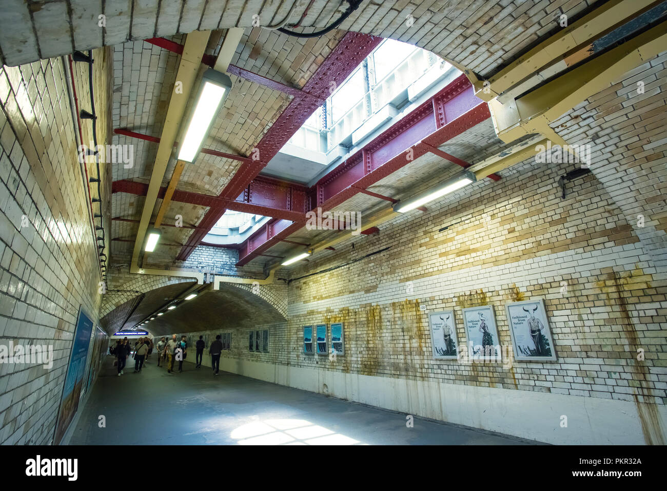 London, Regno Unito - 20 Maggio 2018: Unidentified persone viaggi attraverso alla rete metropolitana e ferroviaria presso la stazione di South Kensington alla metropolitana di Londra Foto Stock