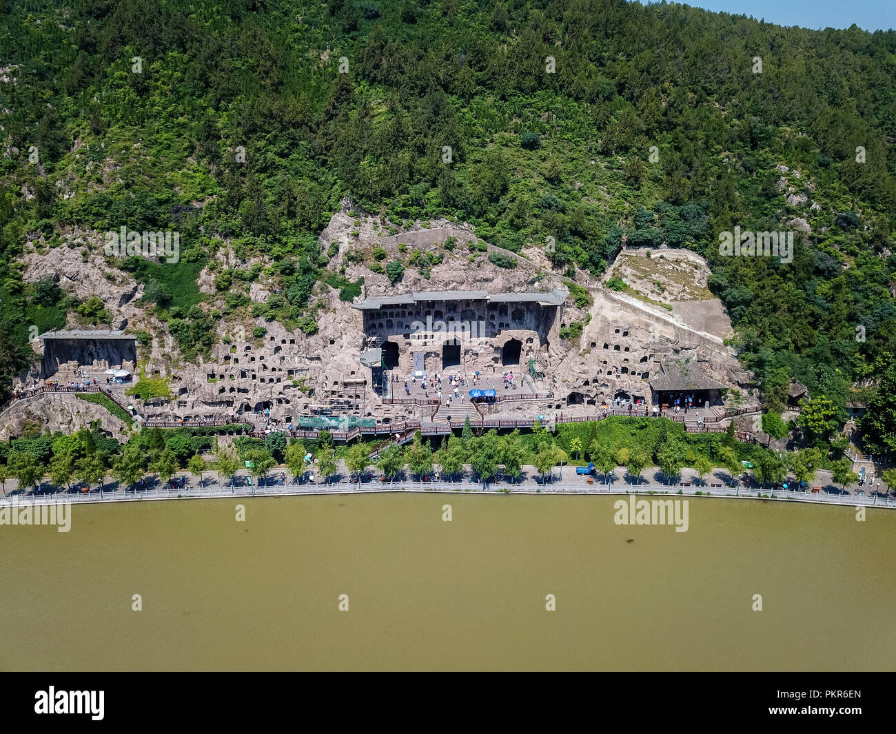 Vista aerea di Longman Grotte di Luoyang, Henan attraverso il Fiume Yi. Struttura famosa con il ricco patrimonio e significato storico. Foto Stock