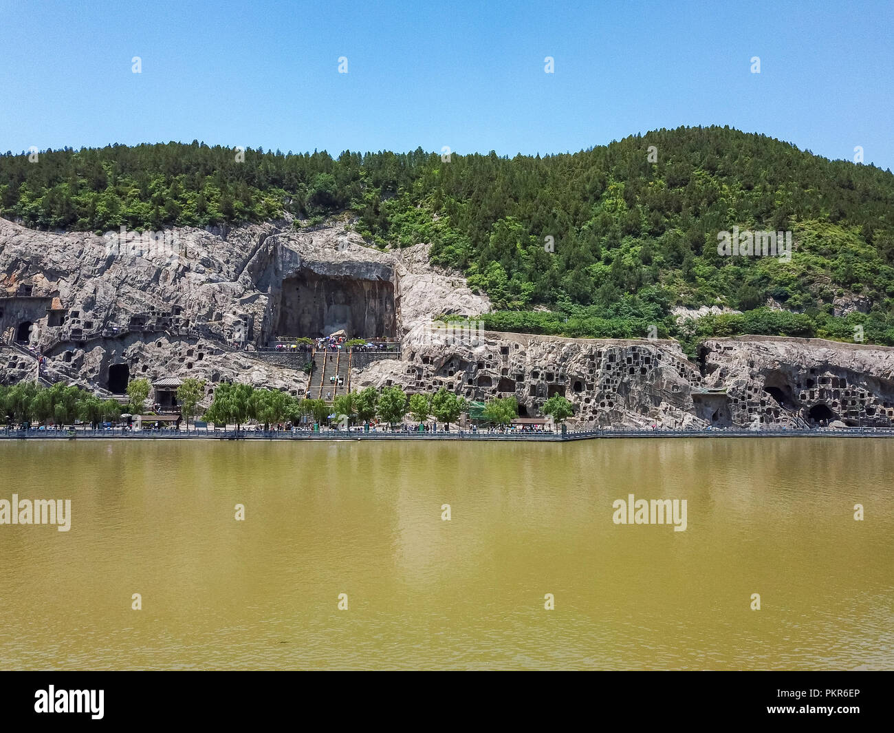 Vista aerea di Longman Grotte di Luoyang, Henan attraverso il Fiume Yi. Struttura famosa con il ricco patrimonio e significato storico. Foto Stock