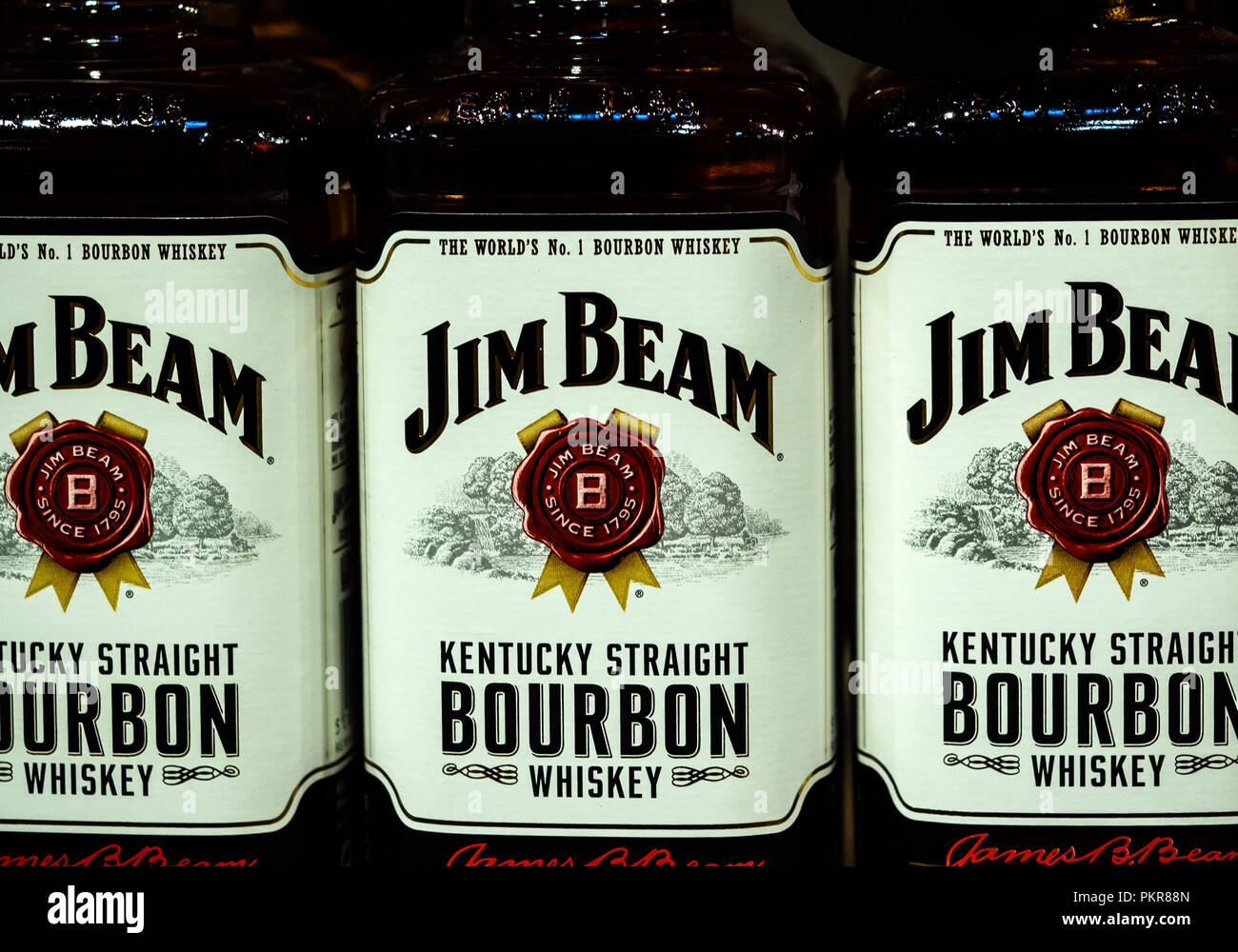 Jim Beam Kentucky Borubon Whiskey su scaffale del negozio. Jim Beam è una marca di whiskey Bourbon, filiale di Suntory Holdings di Osaka, in Giappone. Foto Stock