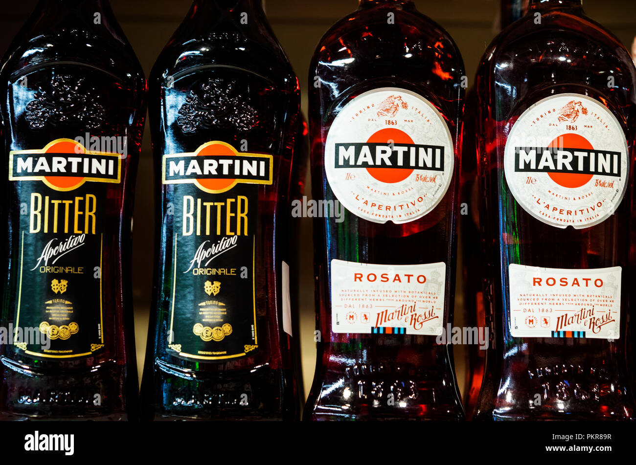 Bottiglie di Martini su scaffale del negozio. Il Gin è il liquore che deriva il suo aroma predominante da bacche di ginepro. Foto Stock