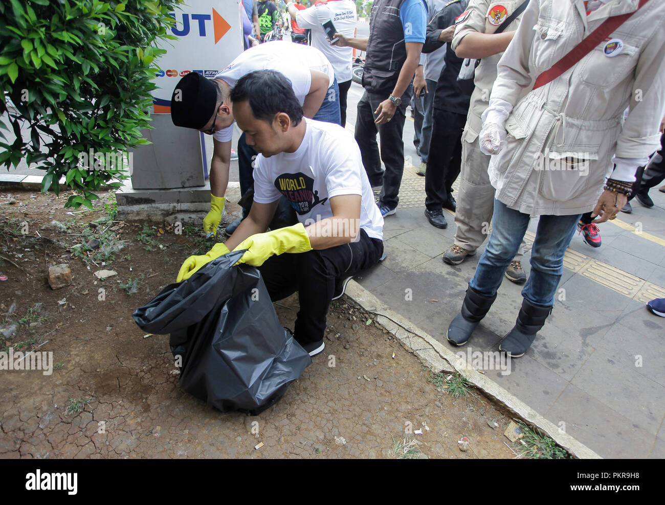 Bogor, Indonesia. Xv Sep, 2018. Il governatore del West Java, Ridwan Kamil e sindaco di Bogor, Bima Arya Sugiarto (C) insieme con i volontari a Bogor terrà un mondo pulito fino al giorno il 15 settembre 2018 nell'Tugu Kujang area di Bogor, West Java, Indonesia. Mondo pulito fino al giorno viene condotta simultaneamente in 150 paesi. Volontari per ripulire il cestino ridurre l'aumento di spazzatura in città, questo slancio è previsto per modificare il comportamento delle persone nel mantenere l'ambiente pulito e fare una buona gestione dei rifiuti. Credito: Adriana Adinandra/Pacific Press/Alamy Live News Foto Stock