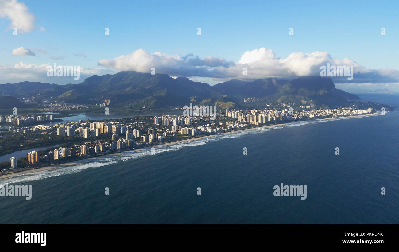 Belle città e spiagge meravigliose. Spiaggia di barra da Tijuca, la città di Rio de Janeiro, Brasile Sud America. Foto Stock