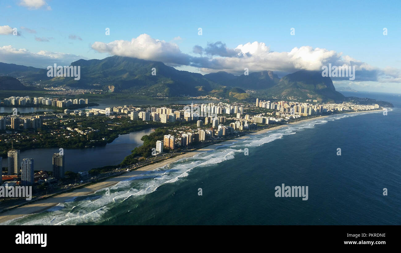 Belle città e spiagge meravigliose. Spiaggia di barra da Tijuca, la città di Rio de Janeiro, Brasile Sud America. Foto Stock