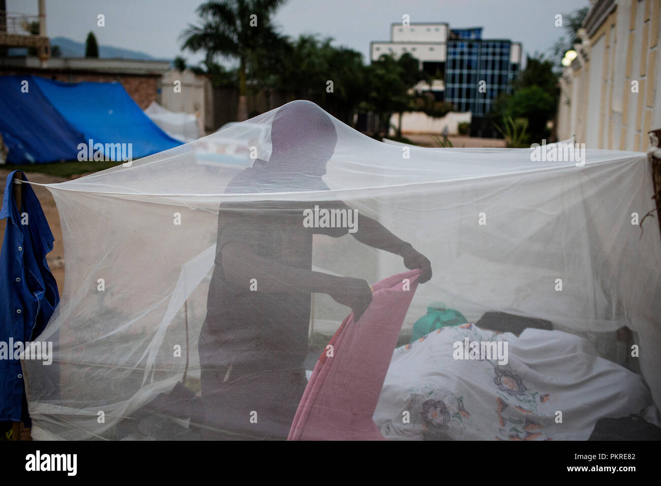 Uno studente che è stato il campeggio al di fuori degli Stati Uniti in seguito alla chiusura del suo campus a causa della recente crisi a Bujumbura, Burundi, 6 giugno 2015. Foto Stock