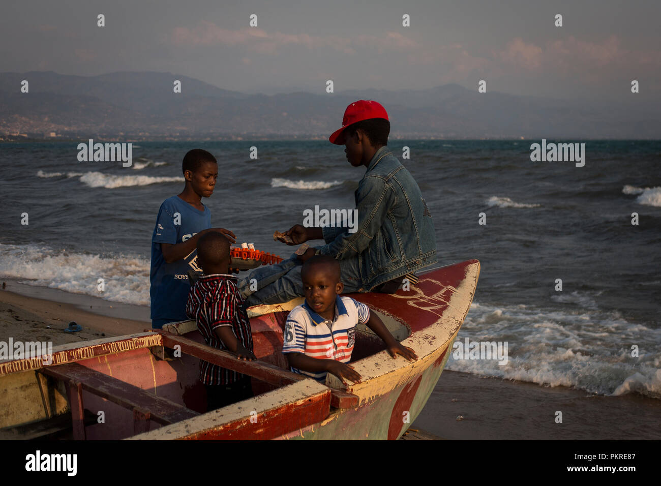 Le persone godono di una domenica pomeriggio sulle rive del lago Tanganica nella capitale Bujumbura, Burundi, 7 giugno 2015. Foto Stock