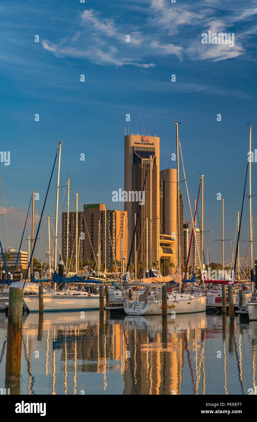 Barche a vela presso il Corpus Christi Marina, centro di torri in distanza, sunrise, Corpus Christi, Texas, Stati Uniti d'America Foto Stock