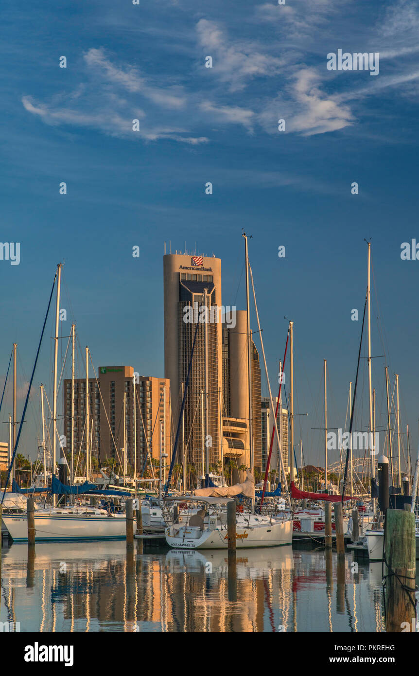 Barche a vela presso il Corpus Christi Marina, centro di torri in distanza, sunrise, Corpus Christi, Texas, Stati Uniti d'America Foto Stock