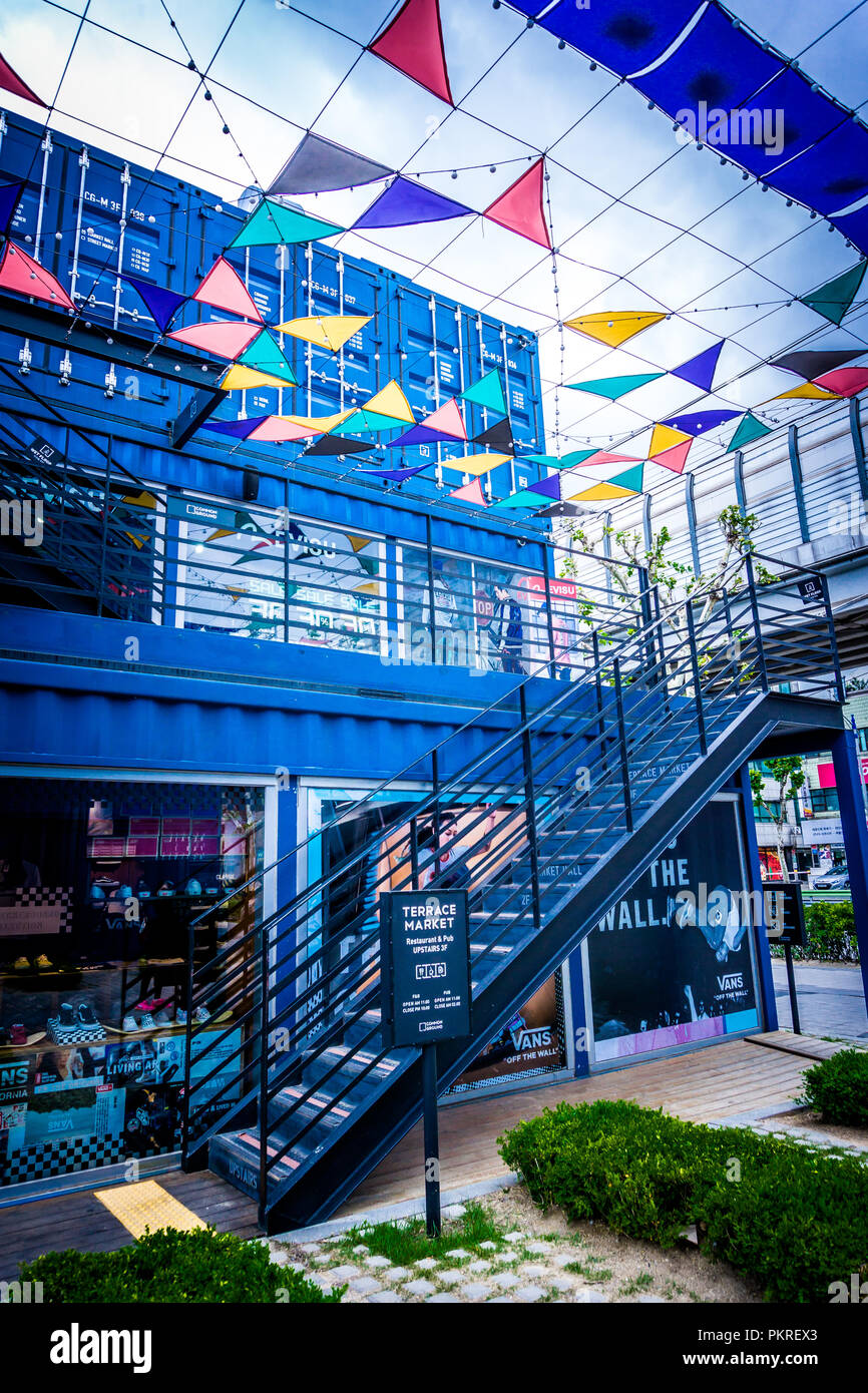 Seoul, Corea del Sud - 15 Maggio 2017: il terreno comune store è integrato con 200 grandi contenitori di spedizione. Foto Stock