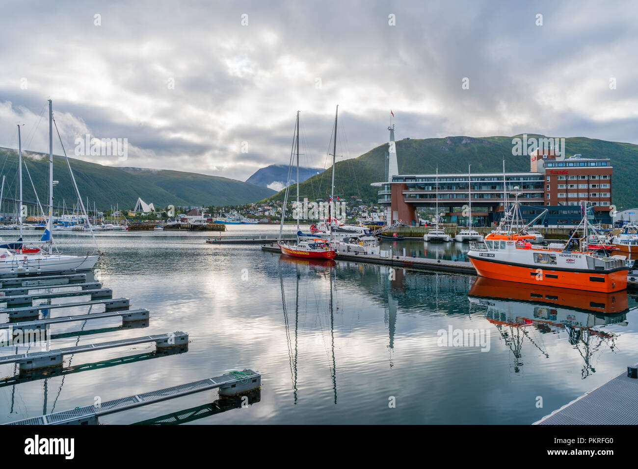 TROMSO, Norvegia - 28 agosto 2018: vista del molo e le barche nel porto di Tromso, il più grande porto di pesca nelle regioni artiche della Norvegia. Foto Stock