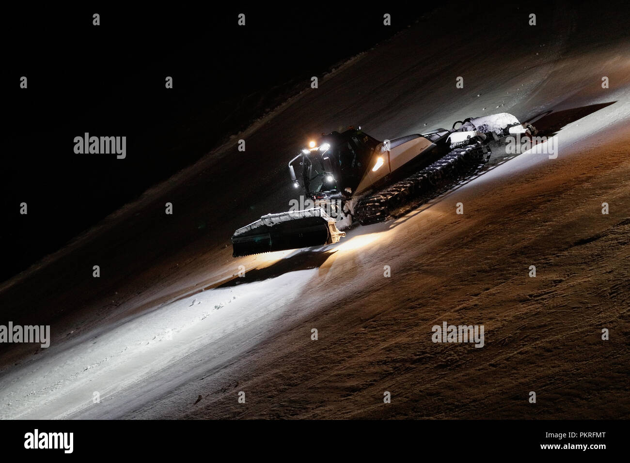 Gatto delle Nevi governare le piste di notte in Belle Plagne Foto Stock