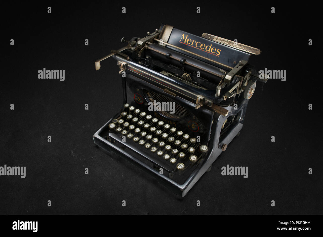 Vecchia macchina da scrivere Vintage su sfondo nero Foto Stock