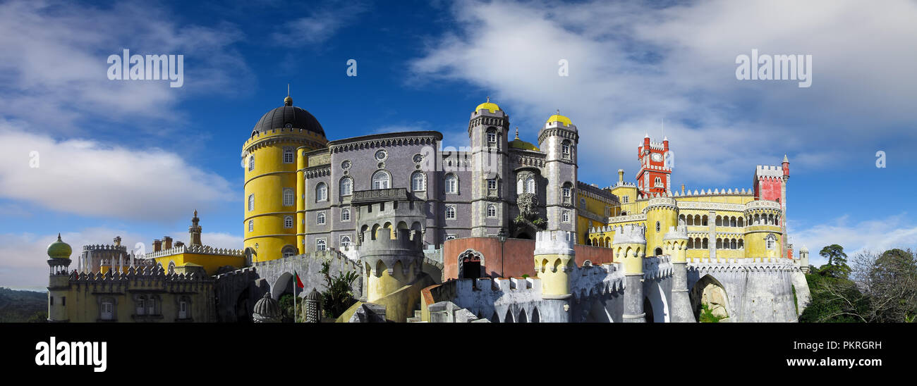 Sintra, Portogallo - Dicembre 04, 2017: pena il Palazzo Nazionale. Un edificio del XIX secolo un sontuoso palazzo reale in romantico stile di architettura Foto Stock