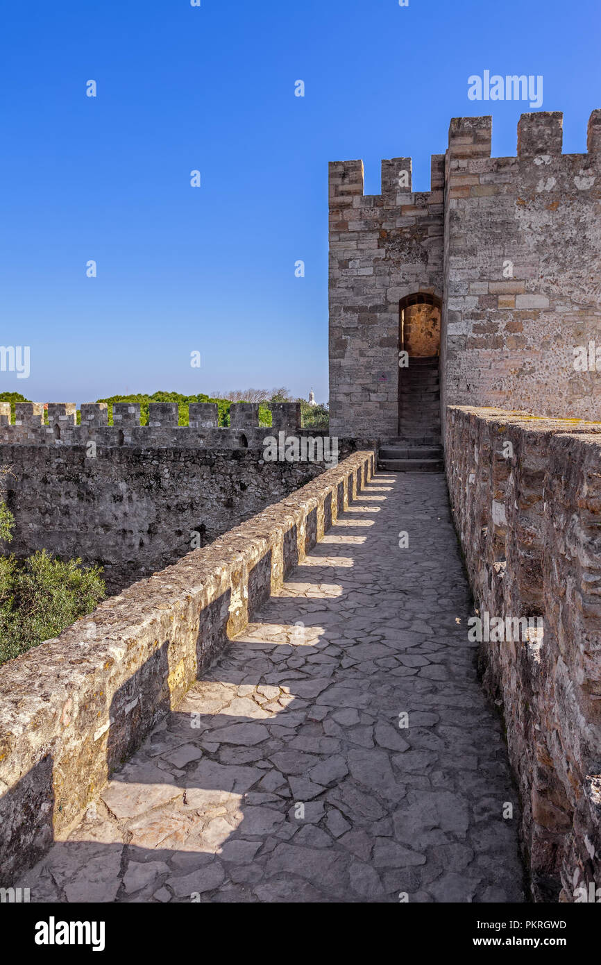 Lisbona, Portogallo - 1 Febbraio 2017: Castelo de Sao Jorge aka Saint George Castle. Mura difensive con una vista del wallwalk, merli, bastioni, Foto Stock