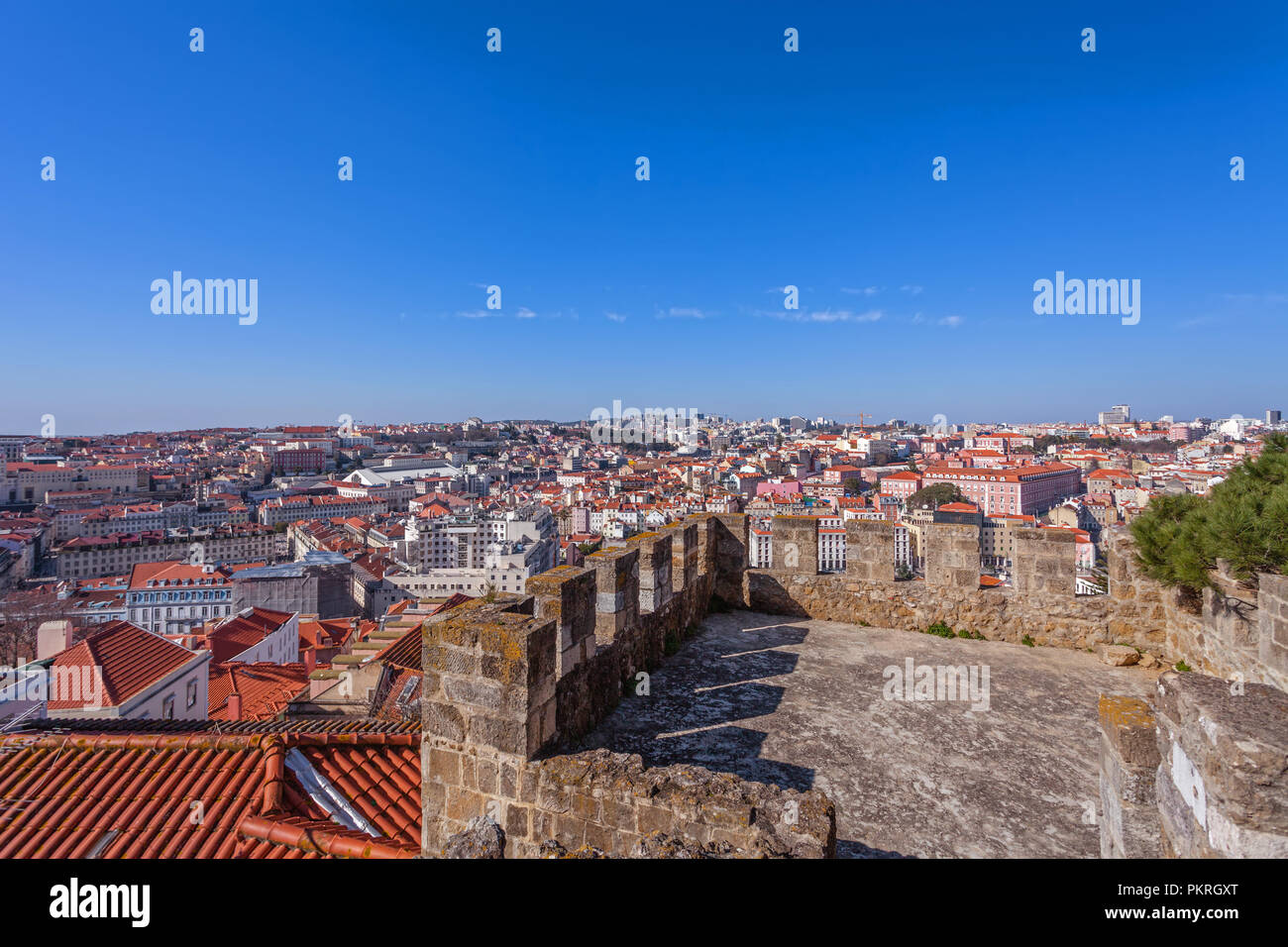 Lisbona, Portogallo - 1 Febbraio 2017: Lisbona cityscape visto dal Castelo de Sao Jorge aka Saint George Castle. Foto Stock