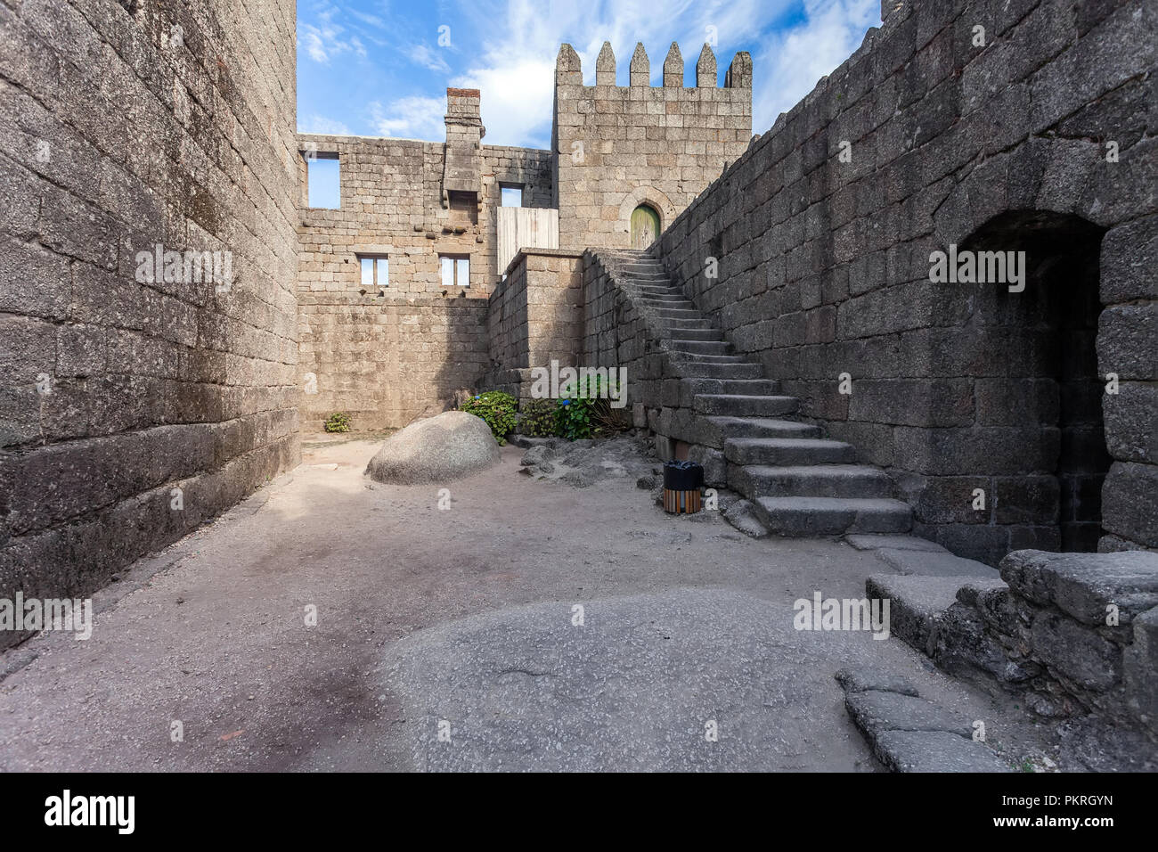 Guimaraes, Portogallo. Guimaraes Castello interiore, il più famoso castello in Portogallo come fu il luogo di nascita del primo re portoghese Foto Stock